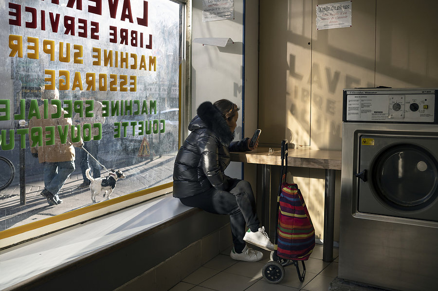 Mme H. discute tous les matins avec sa fille en Chine, ici dans une laverie parisienne